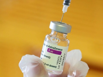 AstraZeneca: Δεν αλλάζουν τα ηλικιακά κριτήρια – Συστάσεις για τις γυναίκες 30-49 να κάνουν άλλο εμβόλιο
