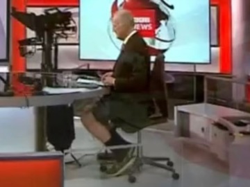 Σάλος με παρουσιαστή του BBC: Η κάμερα τον &quot;έπιασε&quot; να λέει τις ειδήσεις φορώντας... σορτσάκι - ΦΩΤΟ - ΒΙΝΤΕΟ