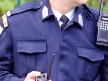 Αστυνομικός νοίκιαζε τον ασύρματό του σε κακοποιούς