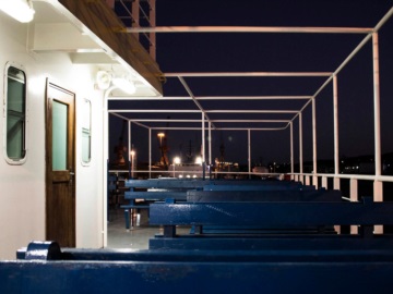Στο ferry boat της γραμμής Πέραμα – Σαλαμίνα και το νησί του Αγίου Γεωργίου απλώνεται η νέα έκθεση της Έρης Δημητριάδη