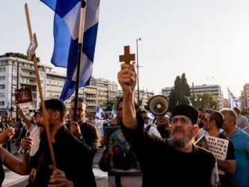 Χιλιάδες ενάντια στα εμβόλια, χωρίς μάσκες και με Χριστός Ανέστη - Διαδηλώσεις στο Σύνταγμα, την Θεσσαλονίκη και την Κρήτη