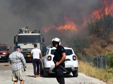 Ανεξέλεγκτη η φωτιά στην Αχαΐα - Κάηκαν σπίτια, εκκενώθηκαν χωριά  