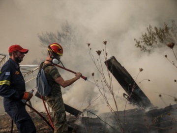 Βαρυμπόμπη-Συγκλονιστικό βίντεο: Πυροσβέστες περνούν με το όχημα μέσα από την φωτιά για να μην εγκλωβιστούν (βίντεο)