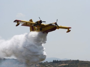 Λίμνη Ευβοίας: Ξεκίνησαν τις ρίψεις τα αεροσκάφη, μάχη με τις αναζωπυρώσεις