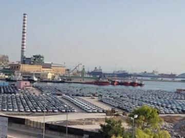 Το αδιαχώρητο στο λιμάνι του Πειραιά από χιλιάδες καινούργια αυτοκίνητα