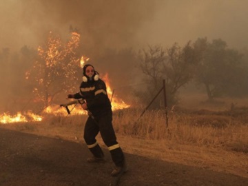 Άνιση η μάχη με τις εστίες: Αγρίεψαν οι άνεμοι -Στις φλόγες η Λίμνη Μαραθώνα