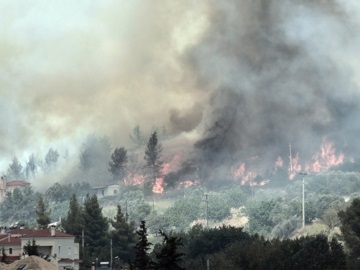 Φωτιά στην Αττική: Εφιάλτης δίχως τέλος -Οι φλόγες καίνε Βαρυμπόμπη, Θρακομακεδόνες, Μαλακάσα-Συνεχείς εκκενώσεις οικισμών