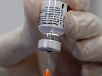 Επικεφαλής BioNTech: Δεν χρειάζεται ακόμη να προσαρμοστεί το εμβόλιο της Pfizer στις παραλλαγές της Covid-19