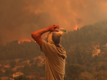 Συνεχίζουν οι φλόγες να κυκλώνουν τα χωριά της Β. Εύβοιας - Εκκενώνεται η Αβγαριά 