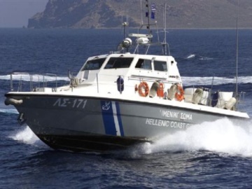 Ναυάγιο θαλαμηγού με 17 επιβαίνοντες στην Μήλο - Επιχείρηση διάσωσης ανθρώπων στη θάλασσα 