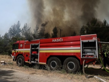  Μεγάλη φωτιά στη Μάνδρα – Επιχειρούν πέντε αεροσκάφη και δύο ελικόπτερα