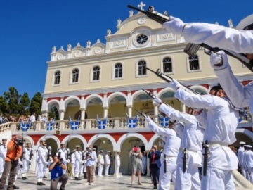 Η Ελλάδα γιορτάζει την Κοίμηση της Θεοτόκου, το «Πάσχα του καλοκαιριού»