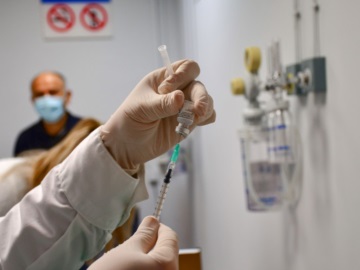 ΠΟΕΔΗΝ: Να ανασταλεί ο νόμος για υποχρεωτικό εμβολιασμό υγειονομικών
