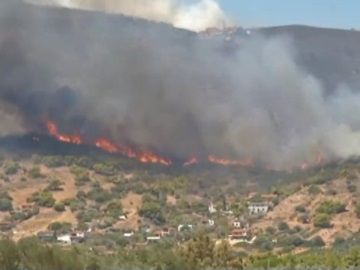  Κερατέα – Ανεξέλεγκτη η φωτιά – Εκκενώνονται τουλάχιστον 3 οικισμοί, αγνοείται ηλικιωμένη