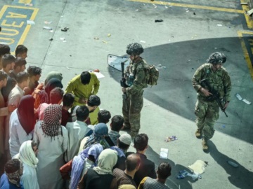 BBC LIVE: Άνοιξε το αεροδρόμιο της Καμπούλ, φόβος και οργή με τους αμερικανούς να περιφρουρούν την αποχώρηση