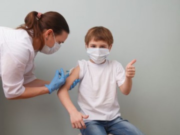 Τούντας – Το όριο για τον εμβολιασμό των παιδιών από τα12 έτη πρέπει να κατέβει στα 5 έτη