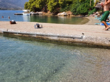 Χειρολισθήρες σε παραλίες του Πόρου - Δείτε ποιες παραλίες διαθέτουν υποδομές για ΑμΕΑ
