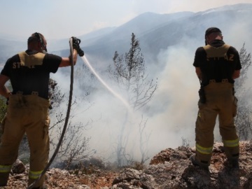Βελτιωμένη η κατάσταση με τη φωτιά στα Βίλια-Μάχη να προληφθούν οι αναζωπυρώσεις
