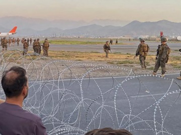 Guardian: Οι αμερικανικές δυνάμεις αποχωρούν από το αεροδρόμιο της Καμπούλ – Κίνδυνος να σταματήσουν οι επιχειρήσεις διάσωσης