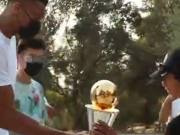 Ο Αντετοκούνμπο στην Ακρόπολη: Έδωσε το τρόπαιο σε μικρό θαυμαστή του και φωτογραφήθηκε μαζί του (Βίντεο)