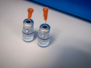 Επιστήμονες αμφισβητούν την ανάγκη προώθησης μιας τρίτης δόσης του εμβολίου για τον κορονοϊό