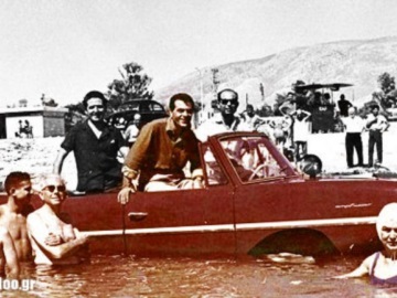 Ο Καζαντζίδης με ένα αμφίβιο αυτοκίνητο, γύρω στα 1960, στη Γλυφάδα