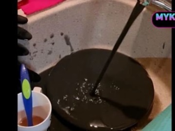 Μολυσμένο, μαύρο νερό τρέχουν οι βρύσες της Μυκόνου (βίντεο) 