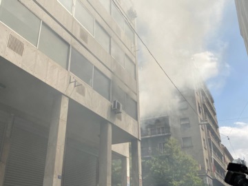 Υπό έλεγχο η φωτιά σε κτίριο στο κέντρο της Αθήνας - Απεγκλώβισαν άτομα από τους ορόφους