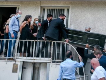 Ο Μίκης Θεοδωράκης πέθανε στο σπίτι του: Με χειροκροτήματα τον αποχαιρέτησαν συγγενείς και φίλοι