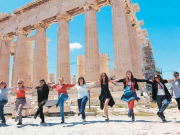 Ο χορός του Ζορμπά, που συνέθεσε ο Μίκης Θεοδωράκης, σύμβολο της Ελλάδας και του τουρισμού της