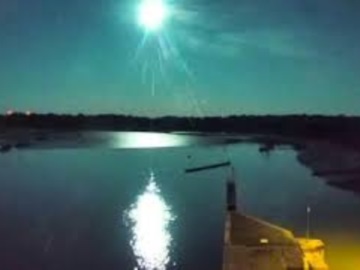 Απίστευτο θέαμα: Γιγαντιαίος μετεωρίτης φωτίζει τον νυχτερινό ουρανό (βίντεο)
