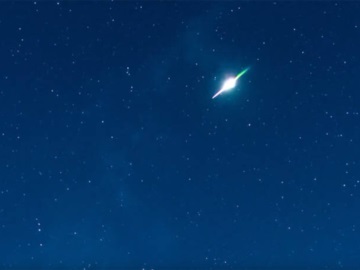 Έκανε τη νύχτα μέρα: Γιγαντιαίος μετεωρίτης φωτίζει τον νυχτερινό ουρανό (βίντεο)