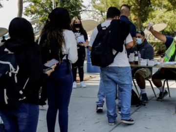 Η σχολική περιφέρεια του Λος Άντζελες κατέστησε υποχρεωτικό τον εμβολιασμό των μαθητών άνω των 12 ετών