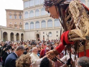 Ο Πάπας υποδέχεται με θέρμη την Αμάλ στο Βατικανό