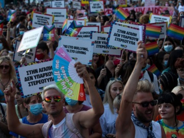 Με μεγάλη συμμετοχή ολοκληρώθηκε το Athens Pride στο κέντρο της Αθήνας 