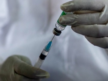ΠΟΥ και FDA: Δεν δικαιολογείται επί του παρόντος η χορήγηση τρίτης δόσης εμβολίου στο σύνολο του πληθυσμού