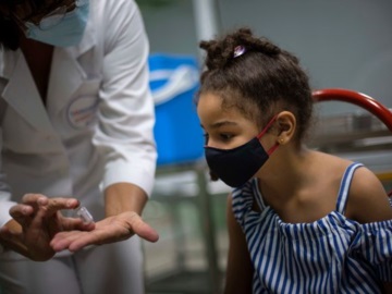 Κούβα, η μόνη χώρα παγκοσμίως που εμβολιάζει παιδιά από 2 ετών