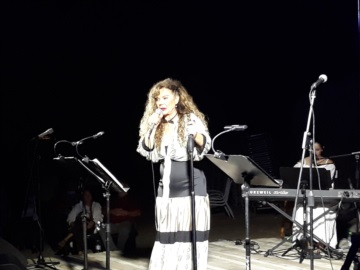 Αίγινα: Μάγεψε η Ελένη Δήμου στη συναυλία της στη Σουβάλα.