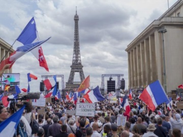 Μεγάλες διαδηλώσεις σε όλη τη Γαλλία κατά της κάρτας υγείας