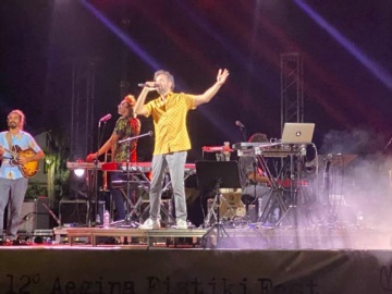 Αίγινα: Ο υπέροχος Κωστής Μαραβέγιας στην κεντρική συναυλία  του 12ου Φεστιβάλ  Φιστικιού.