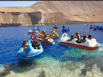 Ταλιμπάν διασκεδάζουν σε θαλάσσια ποδήλατα (φωτογραφίες)