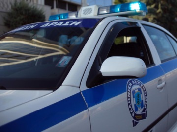 «Αυτόχθονας... Έλληνας ιθαγενής» ζητά 5 εκατ. ευρώ από αστυνομικό που του «έκοψε» πρόστιμο