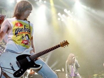 Η κιθάρα του Johnny Ramone πωλήθηκε σε δημοπρασία για 937.500 δολ.