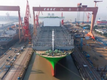 Στο νερό το μεγαλύτερο πλοίο μεταφοράς κοντέινερ στον κόσμο που κατασκευάζεται στην Κίνα