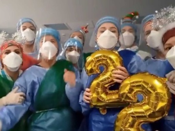 Η αλλαγή του χρόνου από τους γιατρούς και νοσηλευτές στις ΜΕΘ (βίντεο)