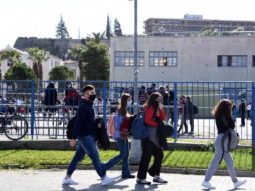  Βασιλακόπουλος στο iefimerida.gr για σχολεία: Αντί για τους μαθητές να κάτσουν σπίτι οι ξεροκέφαλοι ανεμβολίαστοι