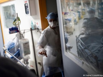 Γαλλία: Υγειονομικοί τήρησαν ενός λεπτού σιγή για «τον θάνατο του δημόσιου νοσοκομείου»