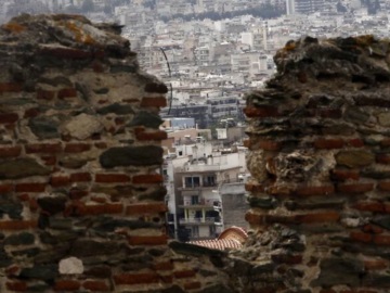 Θεσσαλονίκη: Εγκαταλείπουν τα σπίτια τους οι κάτοικοι - Τουριστική ατραξιόν ο μυστηριώδης ήχος στα Μετέωρα Πολίχνης 