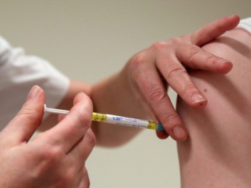Διευκρινίσεις για τα πρόστιμα στους ανεμβολίαστους-  Πώς θα πέφτουν οι «καμπάνες» των 100 ευρώ στους άνω των 60