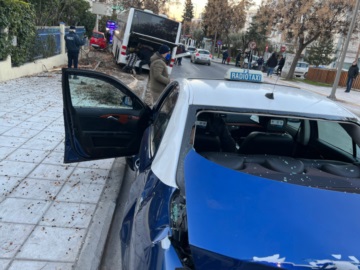 Ακυβέρνητο λεωφορείο του ΟΑΣΘ συγκρούστηκε με ταξί και έπεσε πάνω σε δέντρα 